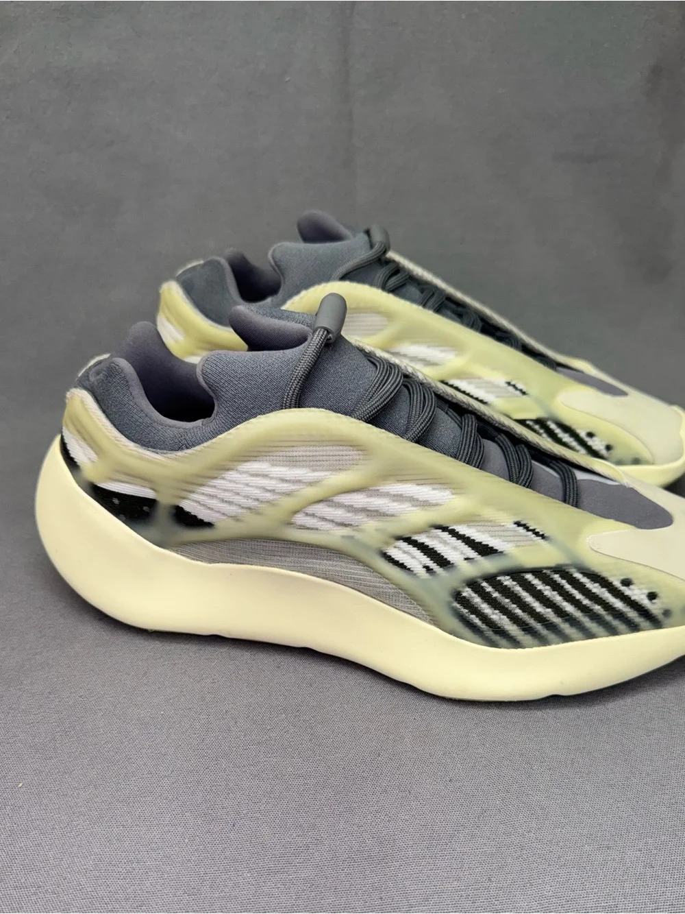 Adidas Yeezy 700 V3 Fade Salt Men’s Size 10.5 Black and Gray ID1674